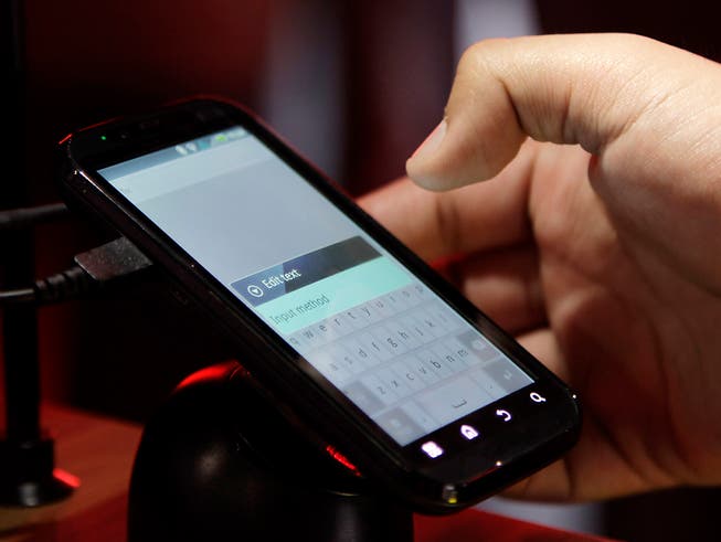 Motorola will im Januar ein Falt-Smartphone auf den Markt bringen. (Bild: KEYSTONE/AP/Julie Jacobson)