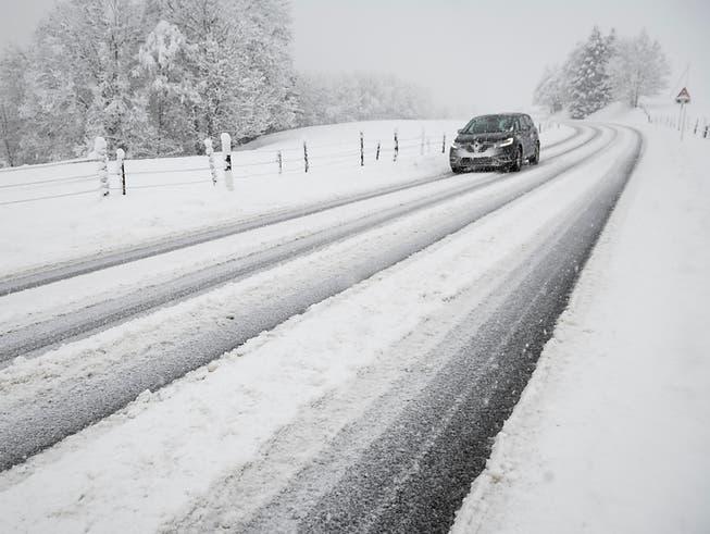 Starker Schneefall blockierte in Frankreich mehrere Strassen und Bahnstrecken. (Bild: KEYSTONE/ADRIEN PERRITAZ)