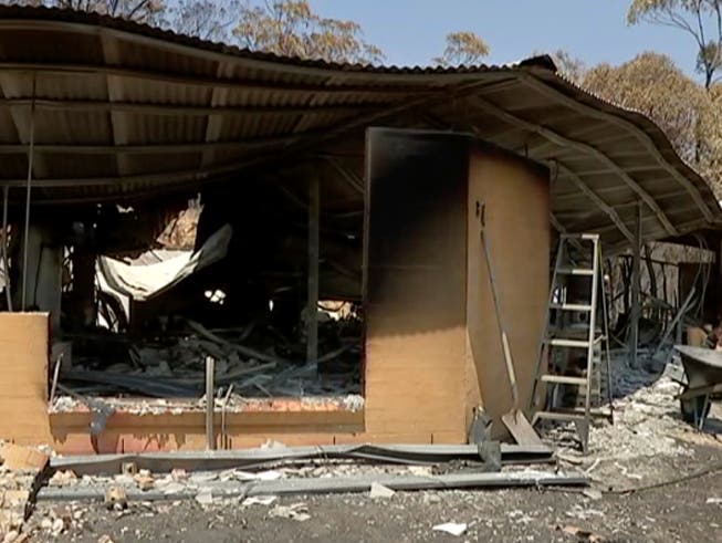 Ein durch einen Buschbrand in Yeppoon im australischen Bundesstaat Queensland zerstörtes Haus. (Bild: KEYSTONE/AP Australian Broadcasting Corporation)