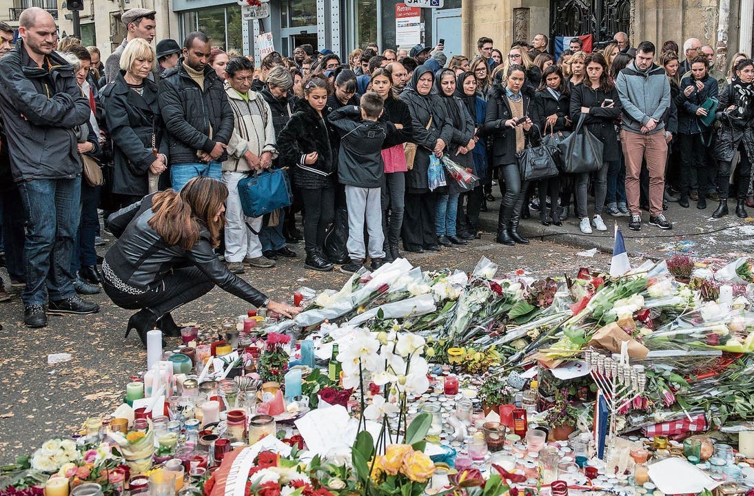 Am Samstag vor vier Jahren trauerte Paris um die Toten des IS-Terroranschlages.Bild: Getty Images (Paris, 16. November 2015)