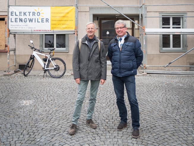 Bauleiter Benno Bissegger (links) und Gemeindepräsident Paul Bühler vor dem Freihof in Mörschwil. (Bild: Lisa Jenny - 14. November 2019)