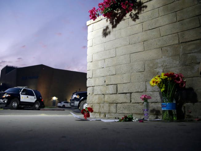 Blumen vor der Saugus High School im kalifornischen Santa Clarita, in der sich am Donnerstag ein tödliches Attentat ereignete. (Bild: KEYSTONE/AP/MARCIO JOSE SANCHEZ)