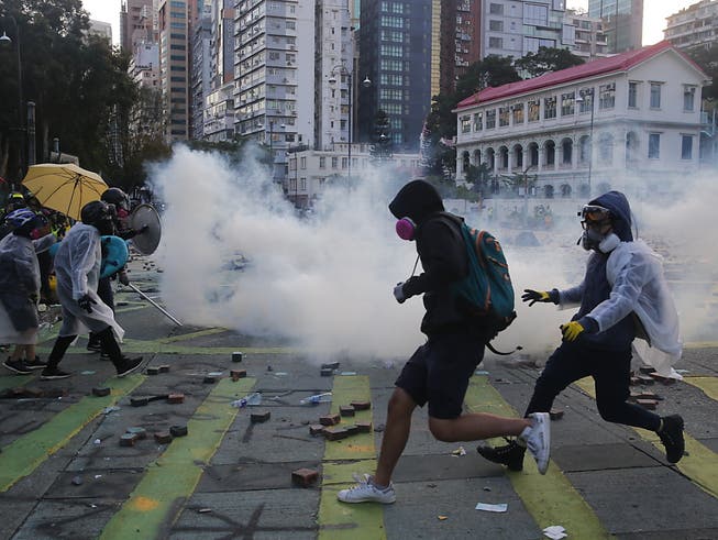 Tränengasschlacht vor der Hong Kong Polytechnic University (PolyU). (Bild: KEYSTONE/EPA/FAZRY ISMAIL)