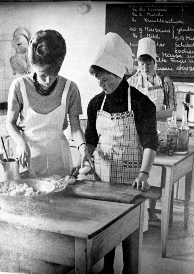 Heimbewohnerinnen im Wienerberg beim Haushaltunterricht, 1964. (Bilder: Jahresberichte 1915-1965 über das Asylheim)