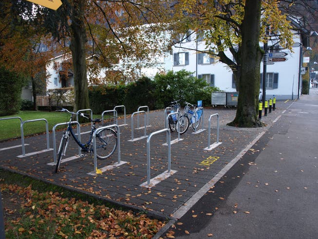 Die Parkplätze beim Rössliplatz, die aus Sicherheitsgründen umgestaltet wurden, waren ein Auslöser für die Anregung, über die die Hergiswiler abstimmen. (Bild: Kurt Liembd, 18. November 2019)