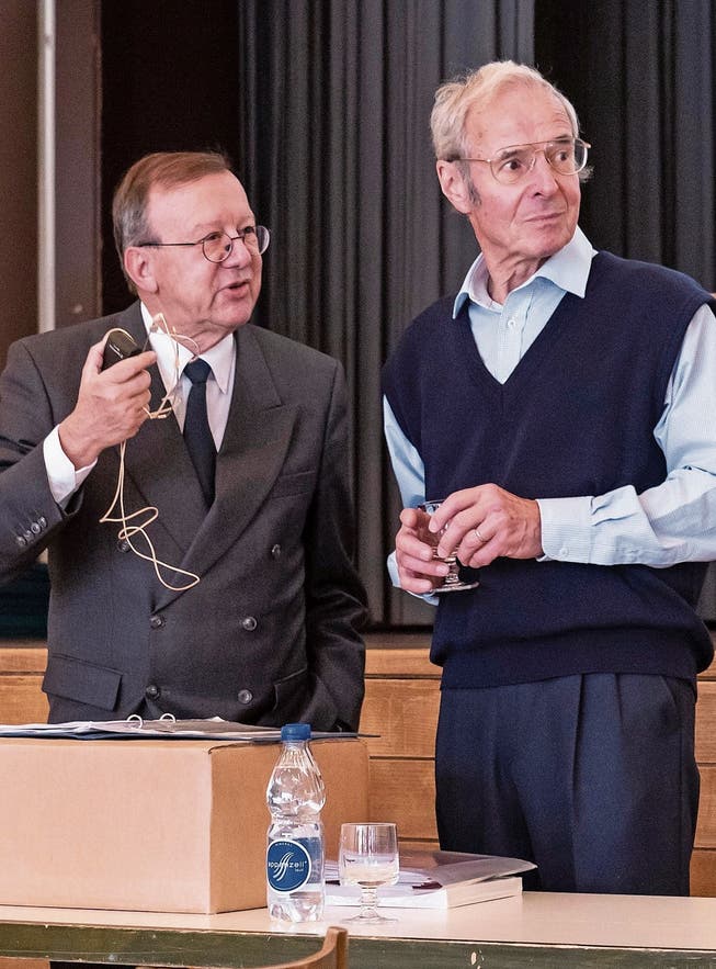 Obmann Ernst Grob (rechts) lud den Dozenten Paul Widmer für ein Referat ein.Bild: Sascha Erni