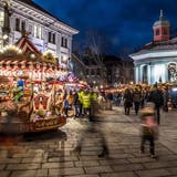 Der Weihnachtsmarkt auf dem Franziskanerplatz. (Bild: Nadia Schärli, Luzern, 1. Dezember 2018)