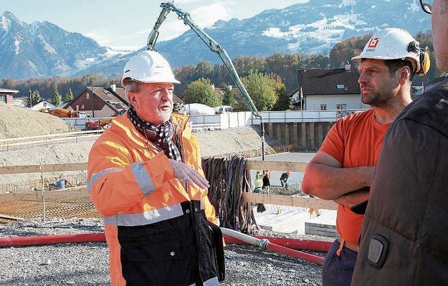 Baustelleninspektor Thomas Rähmi in Sarnen mit Polier Iwan Frei und Gemeinde-Vertreter Alois Abegg (von links). (Bild: Apimedia)