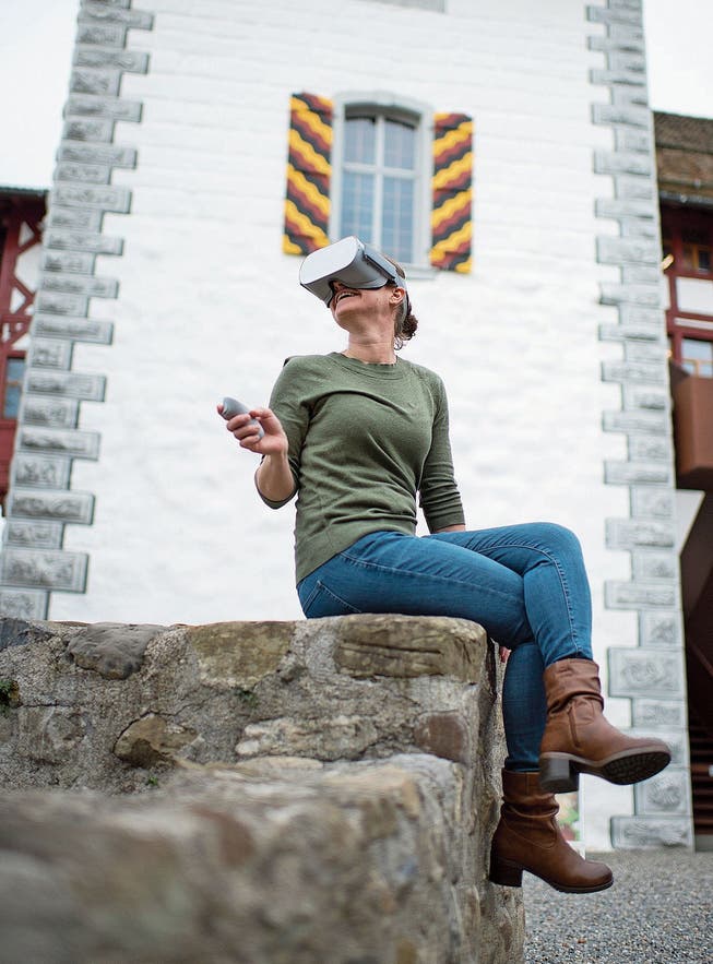 Miriam Wismer-de Sepibus vom Museum Burg Zug demonstriert eine Virtual-Reality-Brille. Sie ermöglicht einen virtuellen Gang durch Schweizer Schlösser und Burgen. (Bild: Maria Schmid, Zug, 19. November 2019)