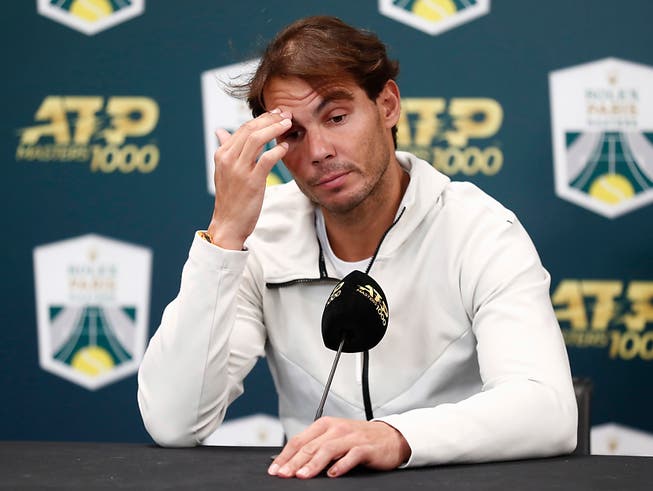 Sorgenfalten im Gesicht von Rafael Nadal: Wieder einmal musste er in Paris-Bercy ein Turnier verletzungshalber abbrechen (Bild: KEYSTONE/EPA/IAN LANGSDON)
