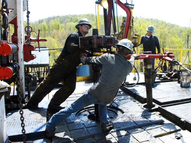 Arbeiter an einem Bohrloch bei einer Erdgas-Quelle in der Nähe von Burlington im US-Bundesstaat Pennsylvania. (Bild: KEYSTONE/FR78134 AP/RALPH WILSON)