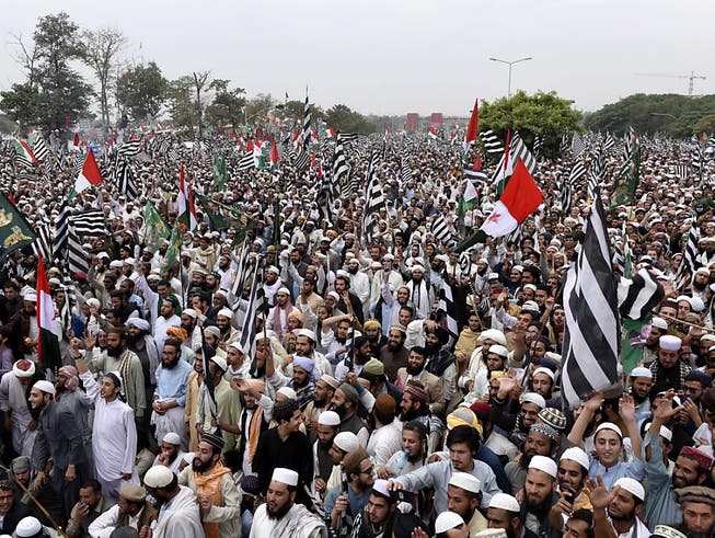 Tausende in Protestcamps: Anhänger der islamistischen Partei Ulma-e-Islam in Islamabad. (Bild: KEYSTONE/EPA/T. MUGHAL)