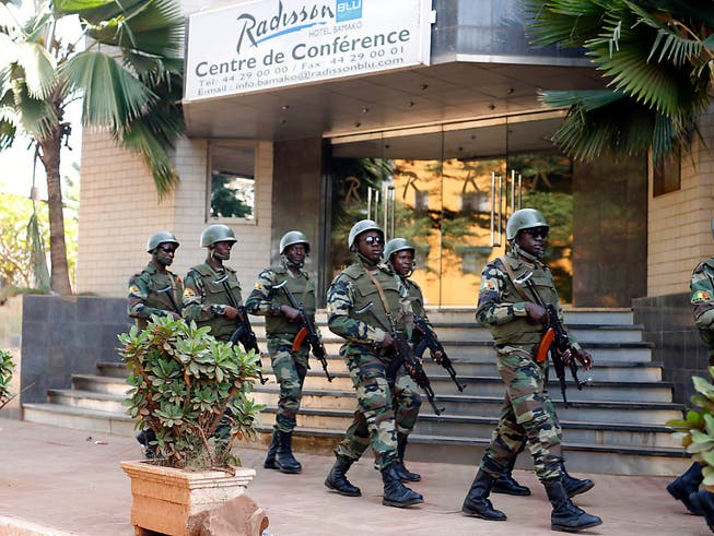 Malische Soldaten auf Patrouille in der Hauptstadt Bamako. (Bild: KEYSTONE/AP/JEROME DELAY)