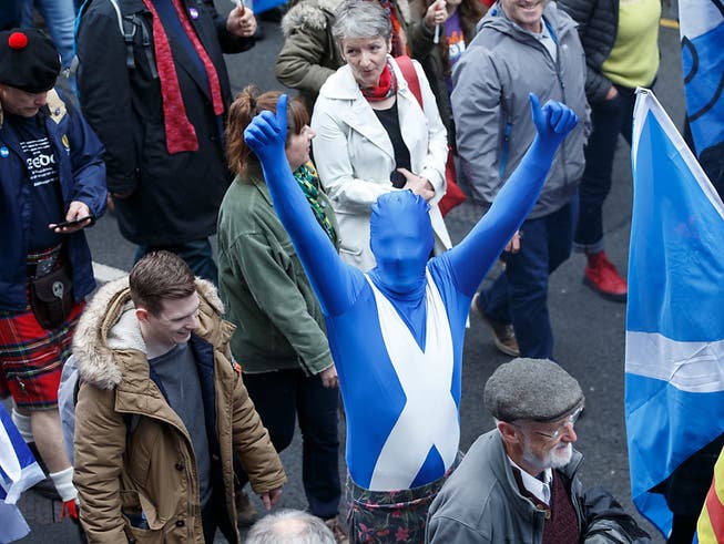 In blau oder mit Kilt für die Unabhängigkeit: Schottinnen und Schotten versammeln sich zur Kundgebung in Glasgow. (Bild: KEYSTONE/EPA/ROBERT PERRY)