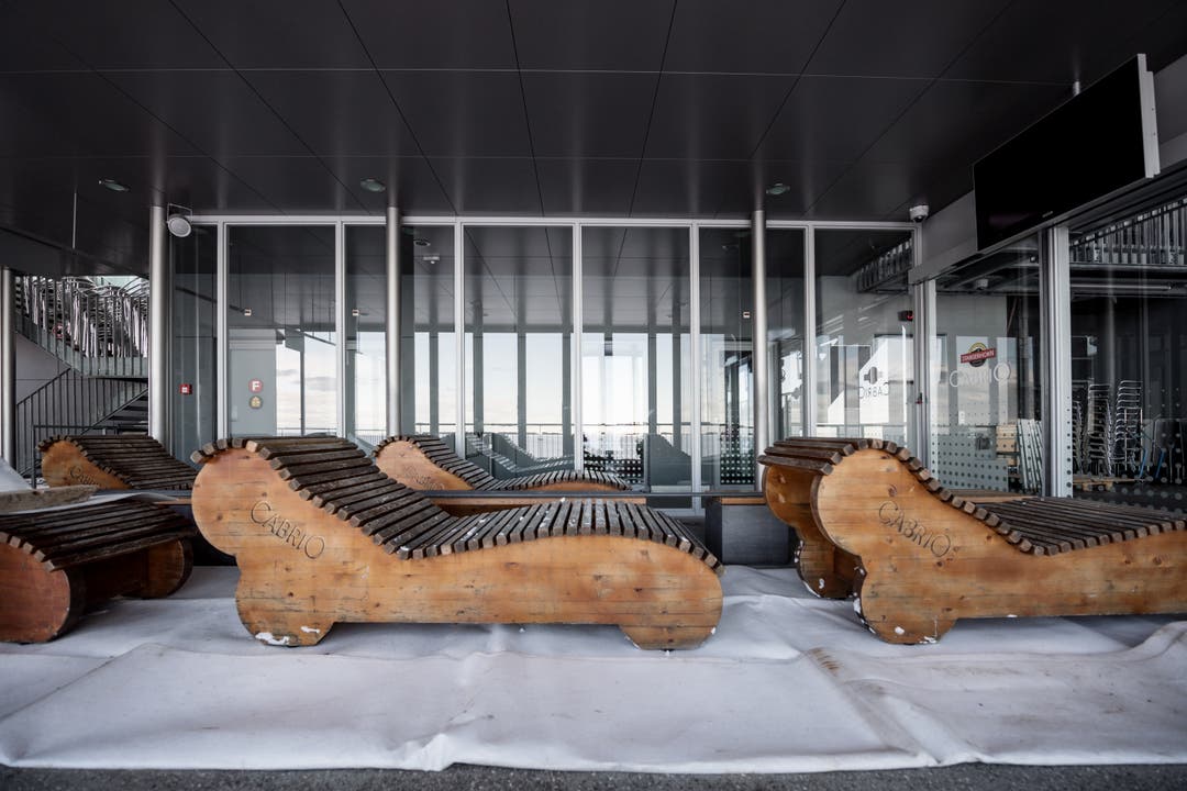 Die Holzliegestühle stehen nach Saisonende auf dem Stanserhorn, statt wie im Sommer üblich, nun geschützt in der Bergstation der Cabrio-Bahn. (Bild: Pius Amrein, Stanserhorn, 19. November 2019)