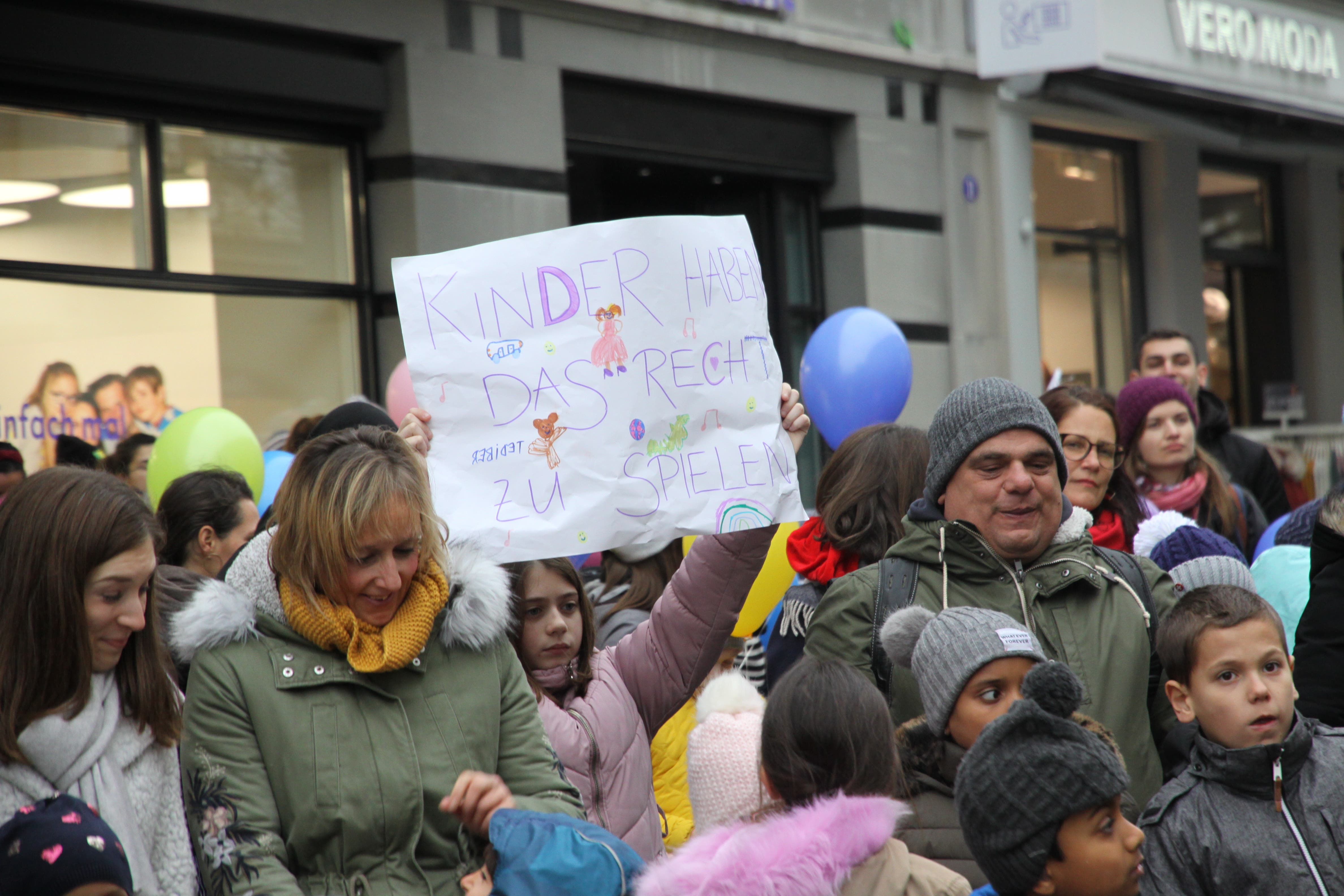 Bildstrecke - Tag der Rechte des Kindes: Im St.Galler Stadtzentrum