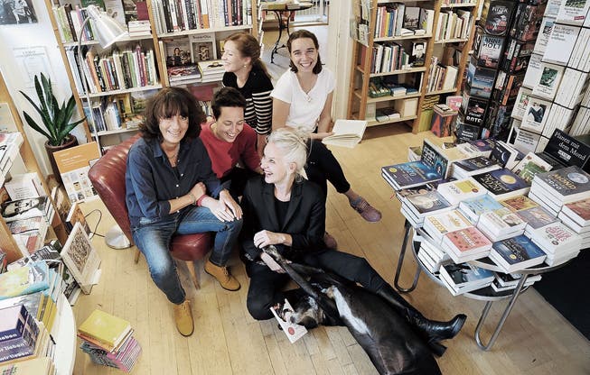 Carol Forster (vorne, mit Hund Santo) und ihr Team (von links): Maria Riss, Vanja Hutter, Anna-Lena Fässler und Noemi Lieberherr. (Bild: Brigitte Bawart)