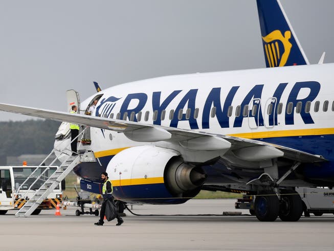 Der Billigflieger Ryanair muss in Spanien einer Passagierin die für das Handgepäck erhobenen Gebühren in Höhe von 20 Euro zurückerstatten. Die Zusatzgebühren seien ungerechtfertigt, befand ein Gericht. (Bild: KEYSTONE/AP/MARTIN MEISSNER)