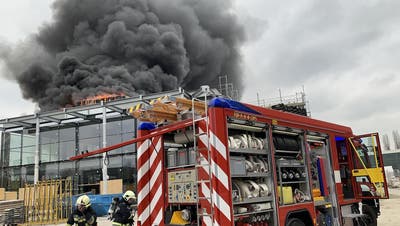 Die Feuerwehr hatte das Feuer auf dem Neubau des Autocenters schnell gelöscht. (Bild: Feuerwehr Kreuzlingen)