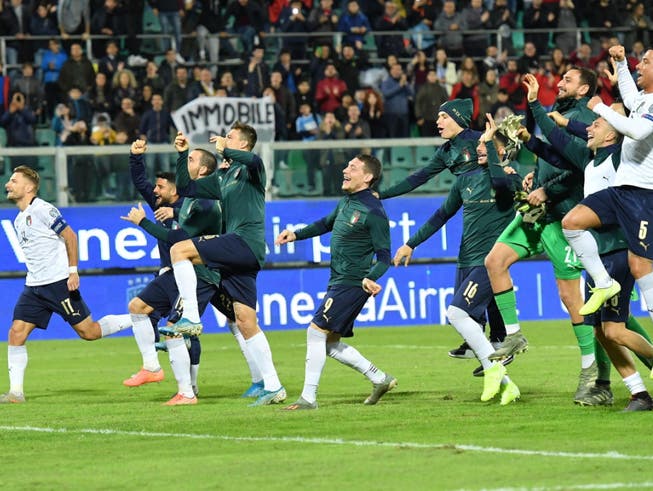 Die italienische Nationalmannschaft liess sich in Palermo nach dem zehnten Sieg im zehnten Spiel - dem 9:1 gegen Armenien - von den Fans feiern (Bild: KEYSTONE/EPA ANSA/CARMELO IMBESI)