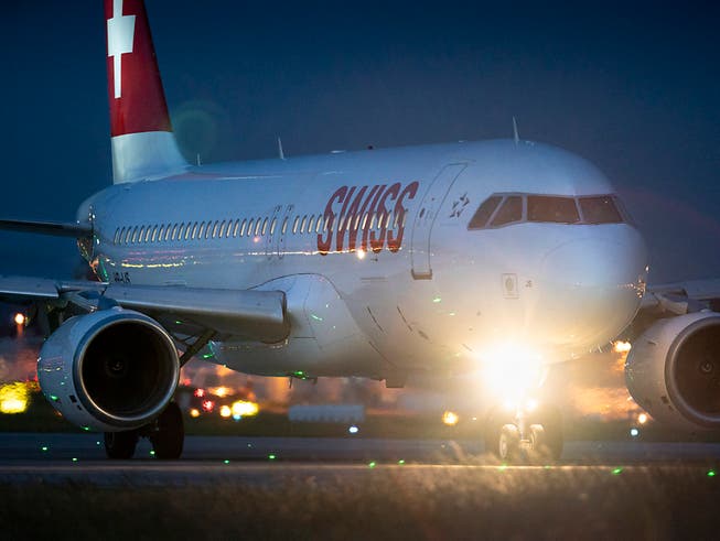 Der Flugzeugbauer Airbus setzt auf Künstliche Intelligenz zur Effizienzsteigerung. Im Bild ein Aribus A320-214 der Schweizer Fluggesellschaft Swiss (Bild: KEYSTONE/GAETAN BALLY)