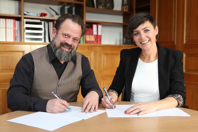 Haben den Vertrag unterzeichnet: Oliver Trutmann und Sabine Werlen. (Bild: PD)