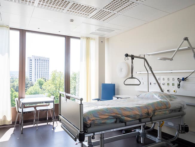 Rund eine Million Personen haben 2018 ein Bett im Spital in Anspruch genommen. Das sind etwa gleich viele wie ein Jahr zuvor. (Bild: KEYSTONE/ENNIO LEANZA)