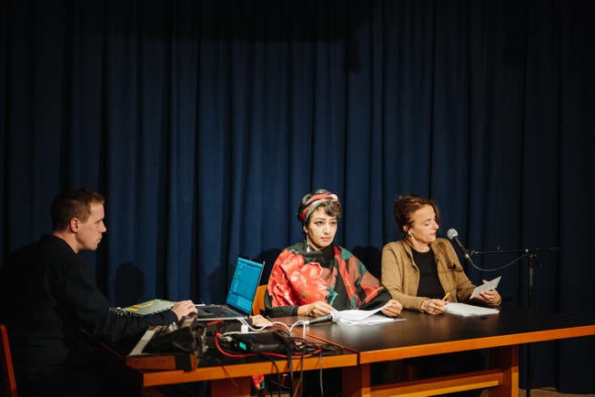 Daniel Steiner, Faten Alabbas und Anina Jendreyko (von links) bringen den Hörrausch nach Lichtensteig. (Bild: Henry Balaszeskul, Premiere an der BuchBasel vom 8.11.2019)