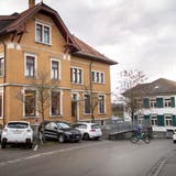 Die beiden Schulhäuser auf dem Dorfhügel. Ein Teil der Wittenbacher befürwortet deren Abriss. (Bild: Ralph Ribi (5. November 2019))