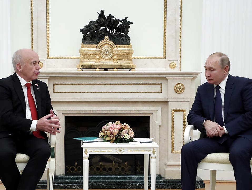 Bei den Gesprächen von Bundespräsident Ueli Maurer mit dem russischen Präsidenten Wladimir Putin ging es vor allem um bilaterale und wirtschaftliche Beziehungen. EPA/MAXIM SHIPENKOV / POOL (Bild: KEYSTONE/EPA POOL/MAXIM SHIPENKOV / POOL)