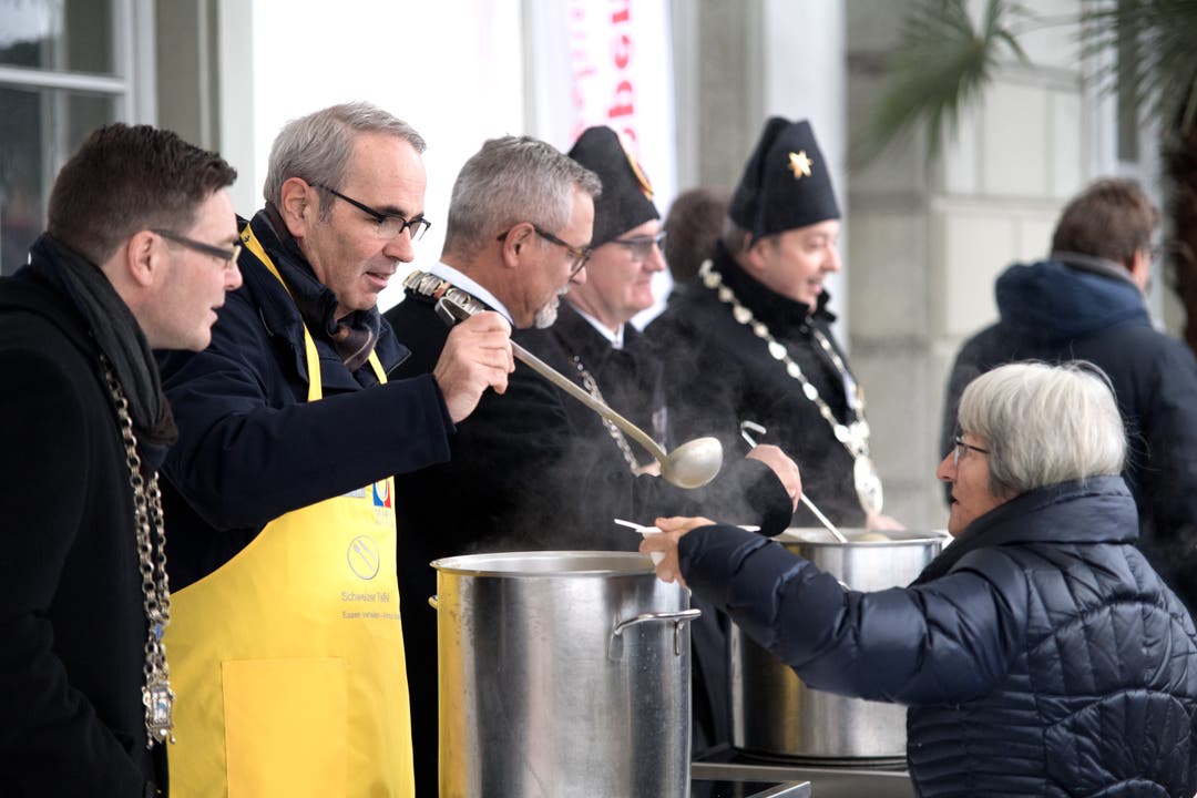 Auch Stadtpräsident Beat Züsli packt beim Schöpfen kräftig mit an. (Bild: Pius Amrein, Luzern, 21. November 2019)