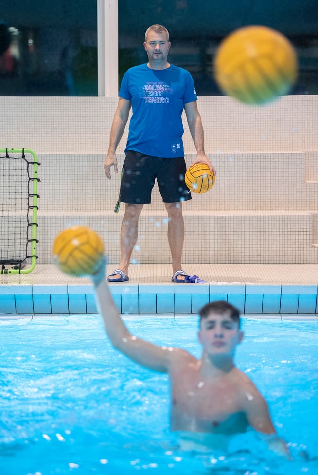 Wasserball: Porträt vom neuen Trainer von Tristar, Janos Halapi im Training © Urs Bucher/TAGBLATT