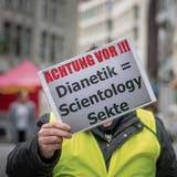 Die Freien Anti-Scientology-Aktivisten warnen in der Neugasse vor der Sekte. (Bild: Michel Canonica / 9. November 2019)