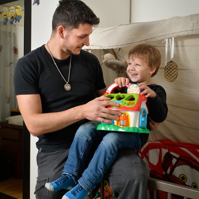 Remo Stalder und sein Sohn Leonidas im Kinderzimmer der St.Galler Wohnung. (Bild: Hanspeter Schiess)