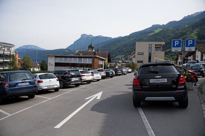 Die Parkplätze unterhalb der Klewenbahn kosten ab nächstem Jahr. (Bild: Corinne Glanzmann, Beckenried, 10. September 2019)