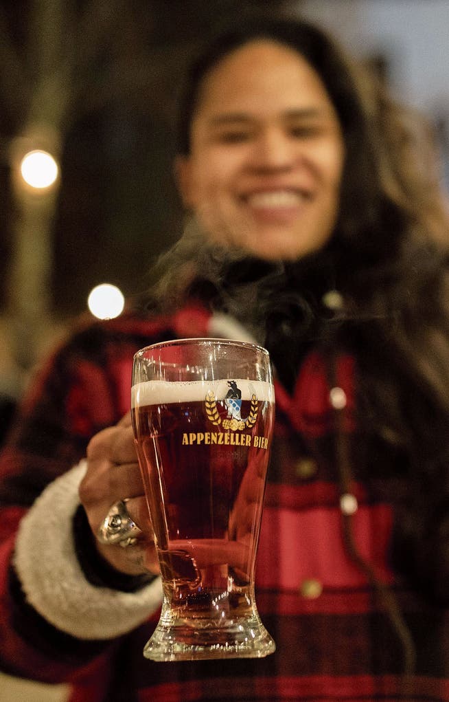 Achtung, heiss und süffig: Das Glühbier der Brauerei Locher in Appenzell.Bild: Severin Bigler (Baden, 20. November 2019)