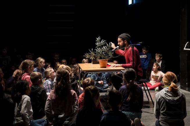 Die Schüler lauschen gebannt der Geschichte von Benjamin Pogonatos. (Bild: Manuela Jans-Koch, Luzern, 22. November 2019)