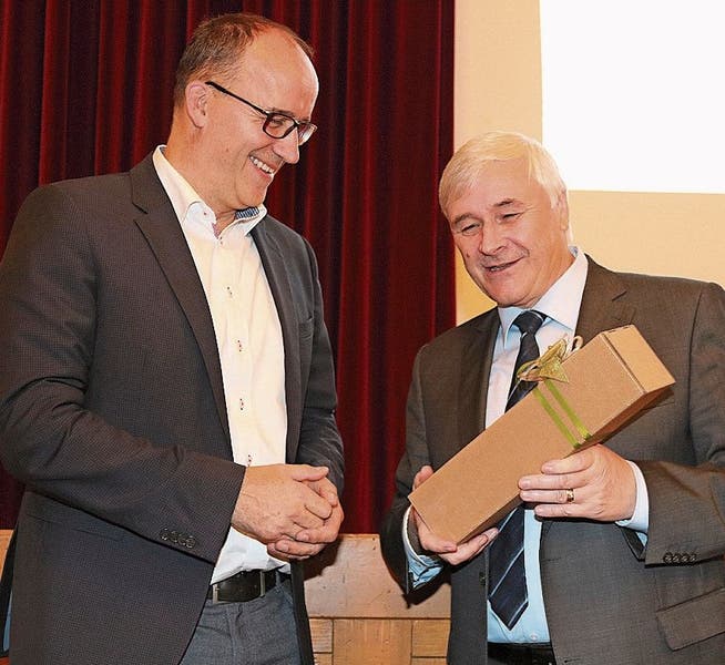 Der neugewählte Präsident Lucas Keel verabschiedet seinen Vorgänger Guido Grütter mit einem Präsent. Bild: Christof Lampart