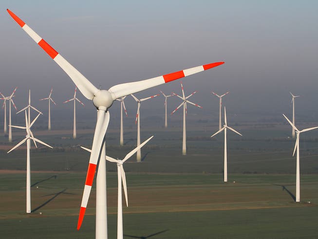 Die Windgeschwindigkeit hat sich in den letzten Jahren im Durchschnitt erhöht: Die Forscher fordern nun genauere Prognosen, damit die Investitionen in Windräder, die meist zwölf bis 15 Jahre im Einsatz sind, besser kalkuliert werden könnten. (Bild: KEYSTONE/AP/FERDINAND OSTROP)