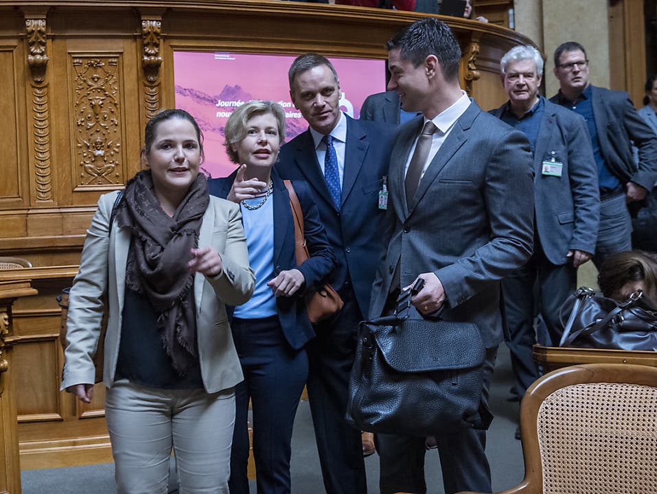 «Einmarsch» der neuen Ratsmitglieder in den Nationalratssaal. Die erstmalige Tuchfühlung mit dem Bundeshaus beeindruckte. (Bild: KEYSTONE/MARCEL BIERI)