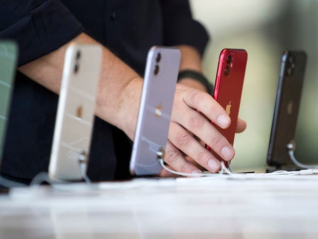 Konsumentinnen und Konsumenten entscheiden sich beim Kauf eines neuen Smartphones weniger oft für ein iPhone. (Bild: KEYSTONE/EPA/MAHMOUD KHALED)