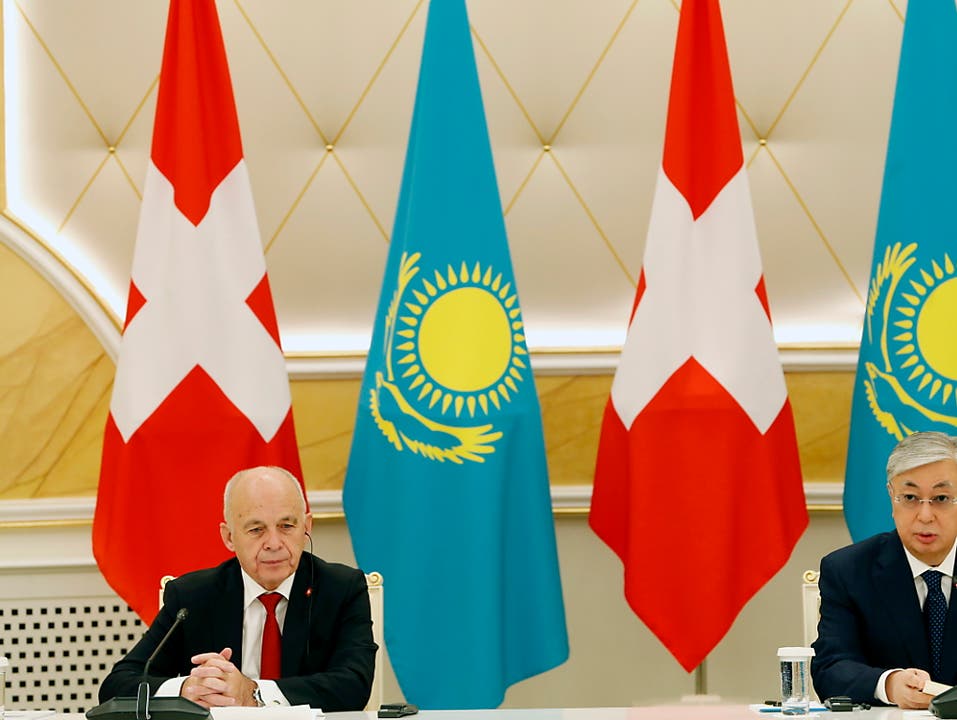 Bundespräsident Ueli Maurer und der kasachische Präsident Kassym-Schomart Tokayew an der Medienkonferenz nach ihrem Arbeitsgespräch. (Bild: KEYSTONE/EPA/STANISLAV FILIPOV)