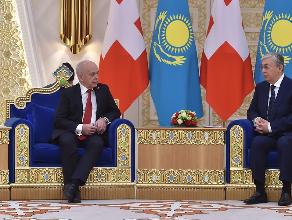 Bundespräsident Ueli Maurer auf Arbeitsbesuch beim kasachischen Präsidenten Kassym-Schomart Tokajew. (Bild: https://twitter.com/qzembassych)