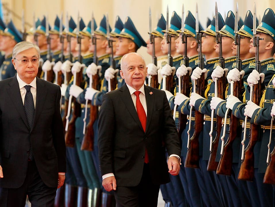 Der kasachische Präsident Kassym-Jomart Tokayew (links) und Bundespräsident Ueli Maurer schreiten die Ehrengarde ab. (Bild: KEYSTONE/EPA/STANISLAV FILIPOV)