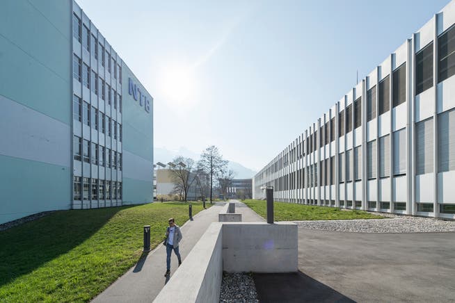 Die Hochschule NTB Buchs wird neu Teil der Fachhochschule Ostschweiz. Die Steuerpflicht für Mitarbeiter aus Liechtenstein bleibt im Fürstentum. (Bild: Hanspeter schiess)
