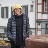 Ruth Erat am Wiborada-Brunnen in St.Gallen. (Bild: Lisa Jenny)