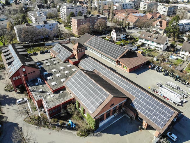 Grosse Fotovoltaikflächen auf den Dächern der Werkbetriebe Frauenfeld. (Bild: Reto Martin)