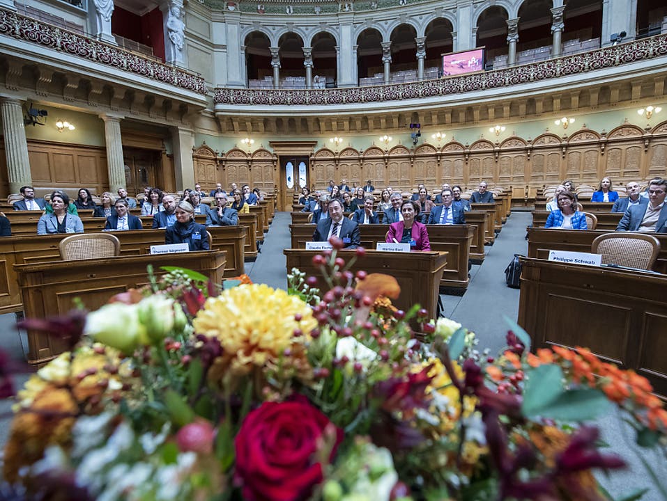 Blumen am Empfangstag für die neuen Ratsmitglieder im Nationalratssaal. (Bild: KEYSTONE/MARCEL BIERI)