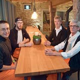 Peter Dransfeld, Marco Grüninger, Markus Geiger und Hans Lareida sitzen am langen, einzigen Tisch in ihrem Café. (Bild: Mario Testa)