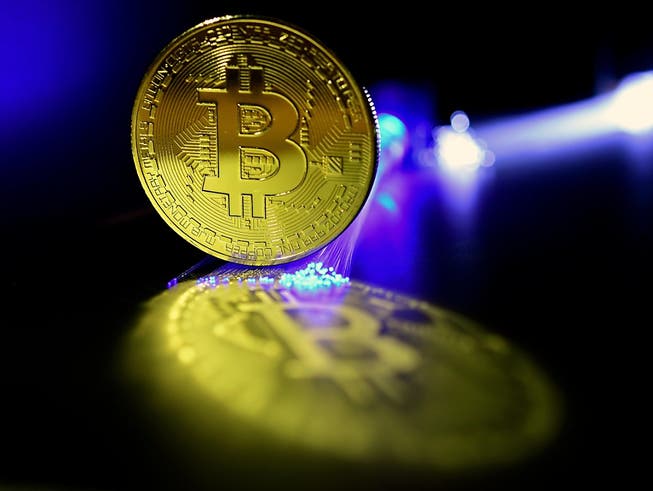 Die Kryptowährung Bitcoin hat in den letzten sieben Tagen gut ein Fünftel an Wert eingebüsst. (Bild: KEYSTONE/EPA/SASCHA STEINBACH)